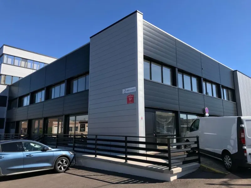 Les locaux d'Atelier Lambert à Chenôve, vus depuis le parking