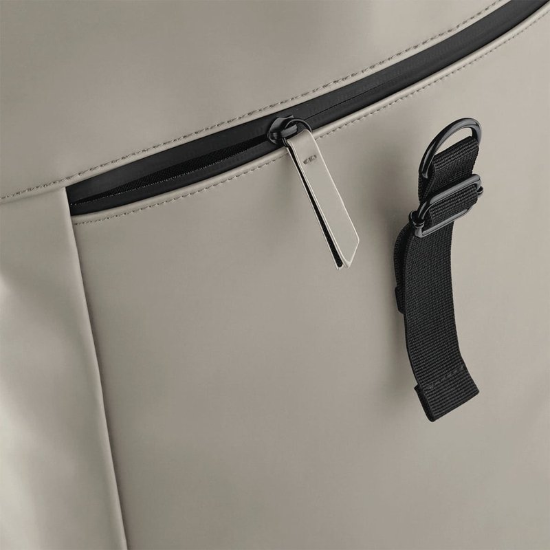 Sac à dos avec rabat roll-top en polyuréthane mat – Image 8